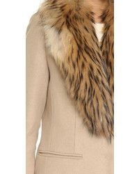 Женское светло-коричневое пальто от SAM.