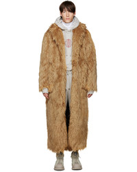 Мужское светло-коричневое пальто от Pyer Moss