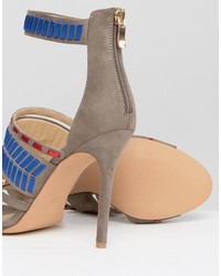 Светло-коричневые босоножки на каблуке от Forever Unique