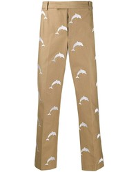 Светло-коричневые брюки чинос с вышивкой от Thom Browne