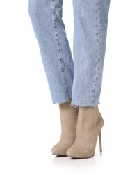 Светло-коричневые замшевые ботильоны от Schutz