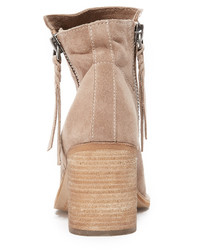 Светло-коричневые замшевые ботильоны от Dolce Vita