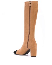 Светло-коричневые замшевые сапоги от Stuart Weitzman