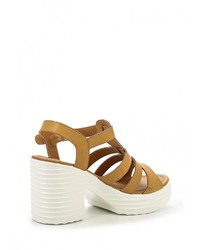 Светло-коричневые кожаные босоножки на каблуке от Elche