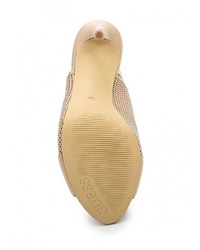 Светло-коричневые кожаные босоножки на каблуке от GUESS