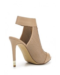 Светло-коричневые кожаные босоножки на каблуке от GUESS