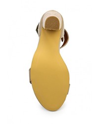 Светло-коричневые кожаные босоножки на каблуке от Spurr