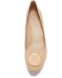 Светло-коричневые туфли на танкетке от Tory Burch