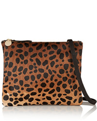 Светло-коричневый кожаный клатч с леопардовым принтом от Clare Vivier