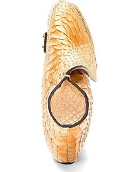 Светло-коричневый кожаный клатч от Alexander McQueen