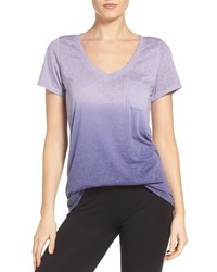 Светло-фиолетовая футболка с v-образным вырезом