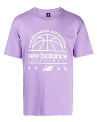 Мужская светло-фиолетовая футболка с круглым вырезом с принтом от New Balance
