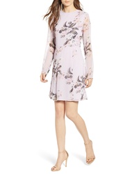 Светло-фиолетовое платье прямого кроя с цветочным принтом