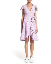 Светло-фиолетовое платье с рюшами