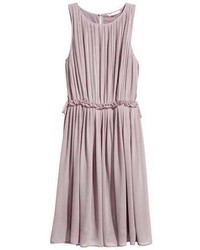 Светло-фиолетовое платье со складками