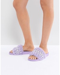 Светло-фиолетовые меховые сандалии на плоской подошве с шипами от Jeffrey Campbell