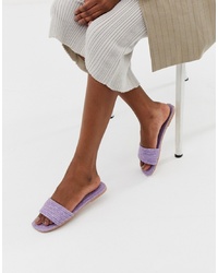 Светло-фиолетовые сандалии на плоской подошве из плотной ткани