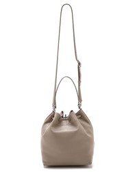 Серая кожаная сумка-мешок от Tory Burch