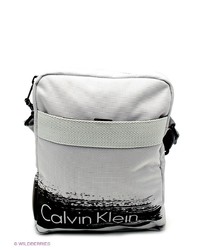 Серая сумка почтальона от Calvin Klein