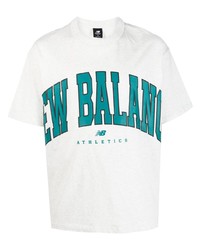 Мужская серая футболка с круглым вырезом с принтом от New Balance