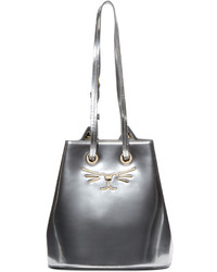 Серебряная кожаная сумка-мешок от Charlotte Olympia