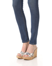 Серебряные босоножки на танкетке от Stuart Weitzman