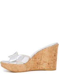 Серебряные босоножки на танкетке от Stuart Weitzman