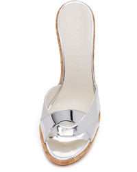 Серебряные босоножки на танкетке от Stuart Weitzman