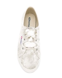 Женские серебряные замшевые низкие кеды от Superga