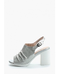 Серебряные кожаные босоножки на каблуке от Pierre Cardin
