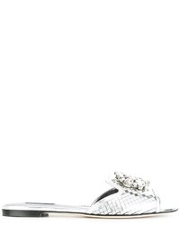 Серебряные кожаные сандалии на плоской подошве с украшением от Dolce & Gabbana