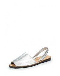 Серебряные кожаные сандалии на плоской подошве от Carmela
