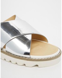 Серебряные кожаные сандалии на плоской подошве от Blink