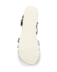 Серебряные кожаные сандалии на плоской подошве от Donna Moda