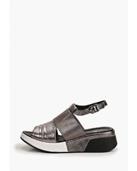 Серебряные кожаные сандалии на плоской подошве от Pierre Cardin