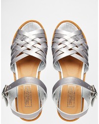 Серебряные кожаные сандалии на плоской подошве