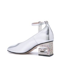Серебряные кожаные туфли с украшением от Gucci