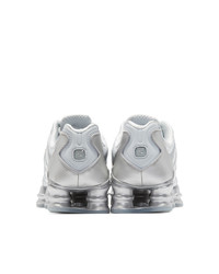 Женские серебряные кроссовки от Nike