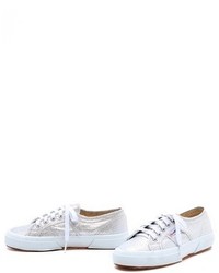 Женские серебряные низкие кеды от Superga