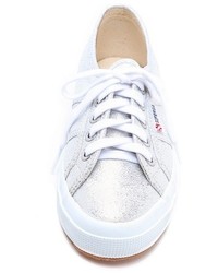 Женские серебряные низкие кеды от Superga