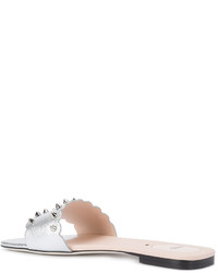 Серебряные сандалии на плоской подошве с шипами от Fendi
