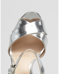 Серебряные сатиновые босоножки на каблуке с украшением от Little Mistress