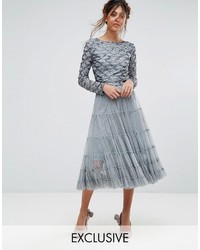 Серое коктейльное платье из фатина