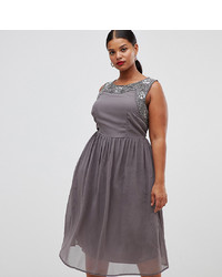 Серое платье с пышной юбкой с украшением от Lovedrobe Luxe Plus
