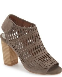 Серые босоножки с вырезом