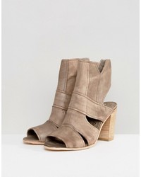 Серые замшевые ботильоны с вырезом от Free People