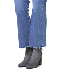 Серые замшевые ботильоны от Stuart Weitzman