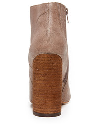 Серые замшевые ботильоны от Jeffrey Campbell