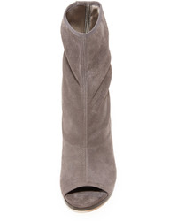 Серые замшевые ботильоны от Stuart Weitzman
