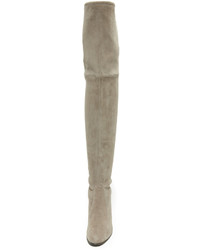 Серые замшевые ботфорты от Stuart Weitzman